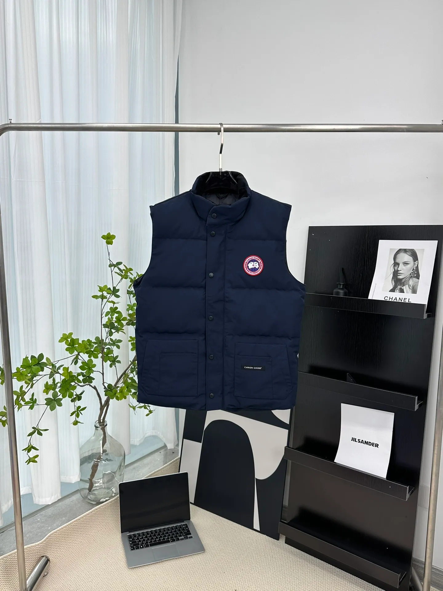P380 [𝗖𝗮𝗻𝗮𝗱𝗲 𝗚𝗼𝗼𝘀𝗲] Canada Goose Couple Vest for Men and Women. 1⃣️Imported Behringer embroidery machine customized 10,000-needle embroidery logo 2⃣️Imported 18-count polyester-cotton blended original fabric 3⃣️Authentic official website synchronized with the new national standard 80% white duck down 4⃣️100% nylon nylon lining with double double-layer sealing design 5⃣️Yoshida YKK customers provide original factory customized electroplating sliders 6⃣️All auxiliary materials and hardware are disassembled and customized! 1:1 restore the official website Color: off-white, leather pink, bright red, sapphire blue, navy blue, black 𝗦𝗜𝗭𝗘:𝗫𝗦-𝗫𝗫𝗟